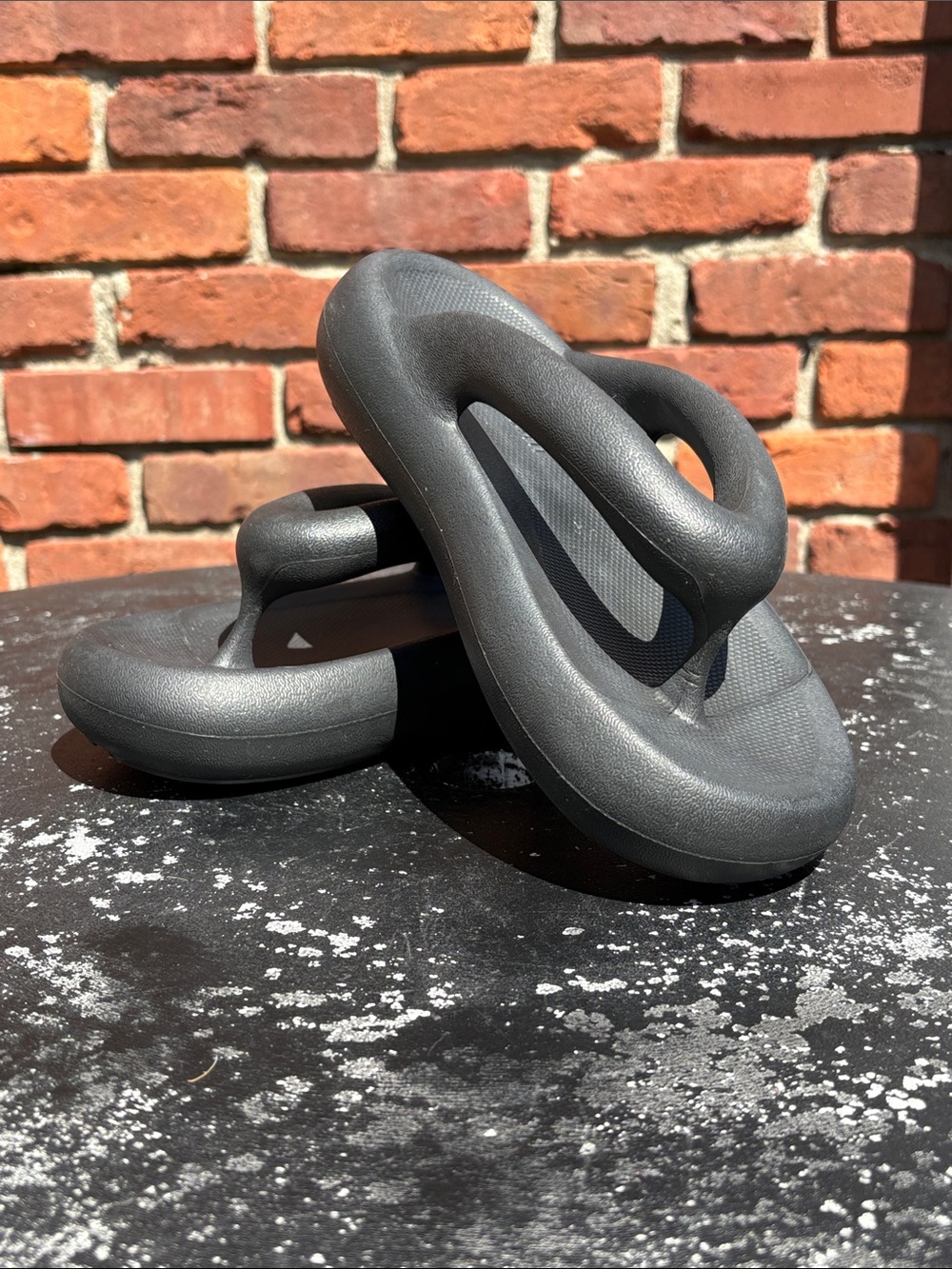 Women’s Axel Aristotle Delta Black Chunky sandals made from bio-based EVA.
